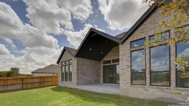 $639,900 | 187 Lacey Oak, Castroville, TX 78009