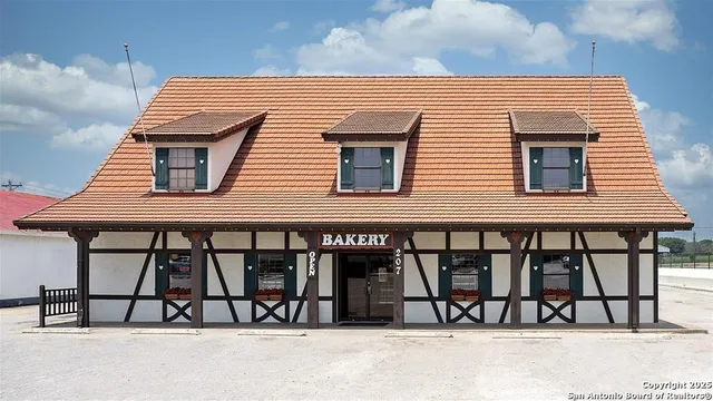 $639,900 | 187 Lacey Oak, Castroville, TX 78009