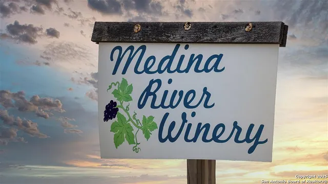 $639,900 | 187 Lacey Oak, Castroville, TX 78009