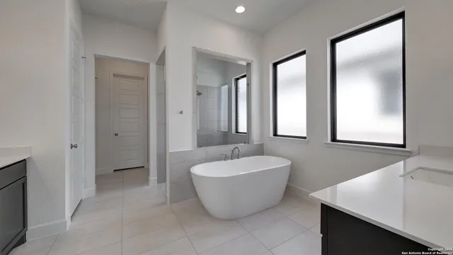 $639,900 | 187 Lacey Oak, Castroville, TX 78009