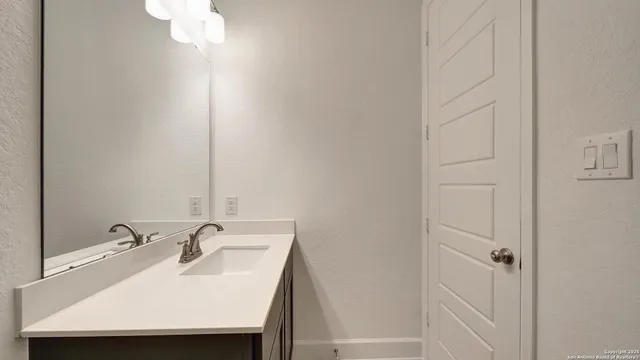 $639,900 | 187 Lacey Oak, Castroville, TX 78009