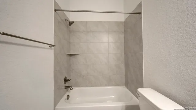 $639,900 | 187 Lacey Oak, Castroville, TX 78009