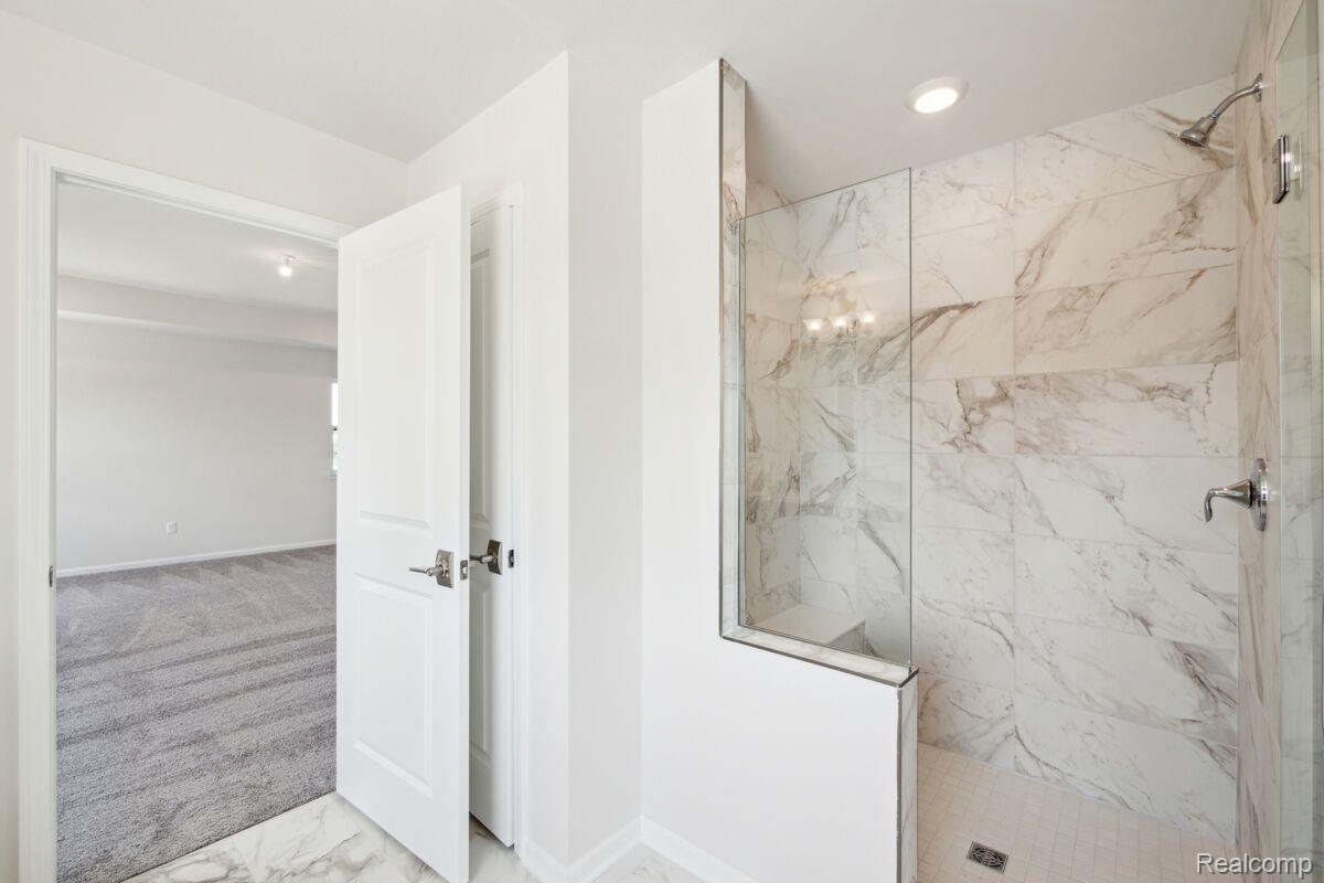 11757 Powell Rdg Lane Washington, MI 48094 - Photo 18 of 32 Owner's Bathroom