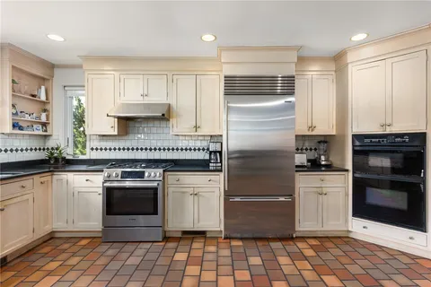 $1,750,000 | 40 Little Harbor Road, Tiverton, RI 02878