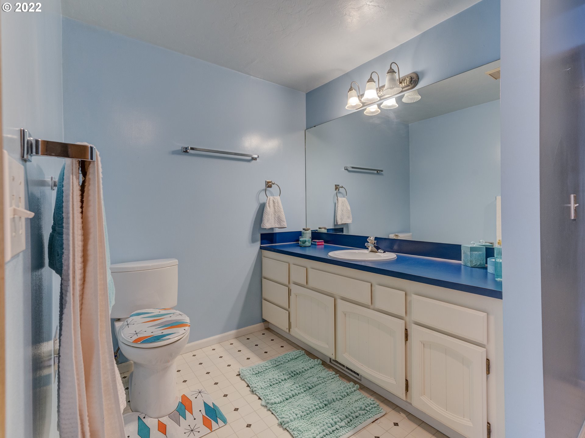 2301 Ridgeway Drive Eugene, OR 97401 - Photo 16 of 18 Bathroom
