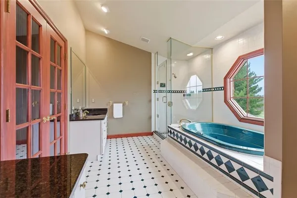 a en suite bathroom with a sink and a mirror