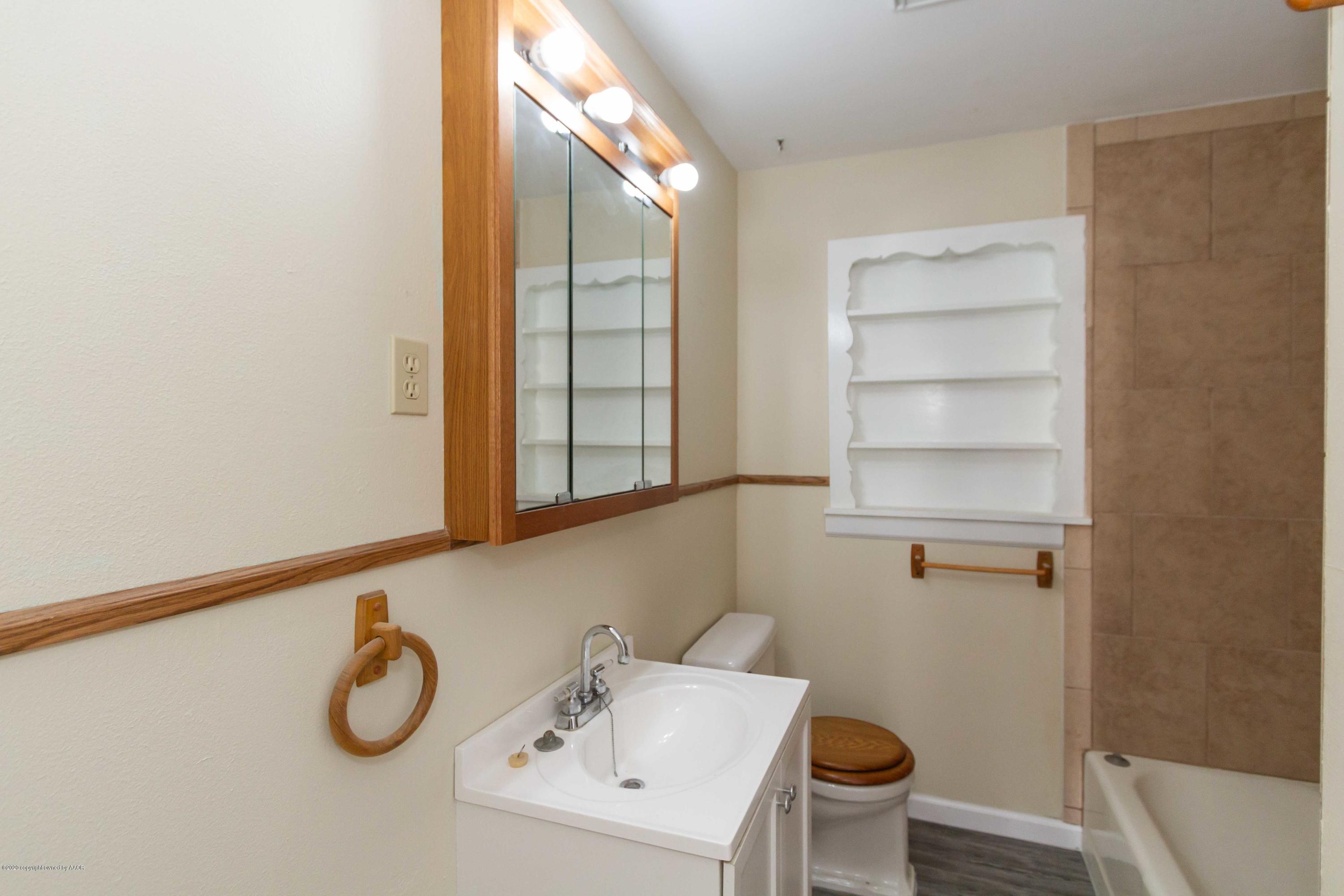 4111 South Lipscomb Street Amarillo, TX 79110 - Photo 12 of 26 BATHROOM 2 VIEW 1