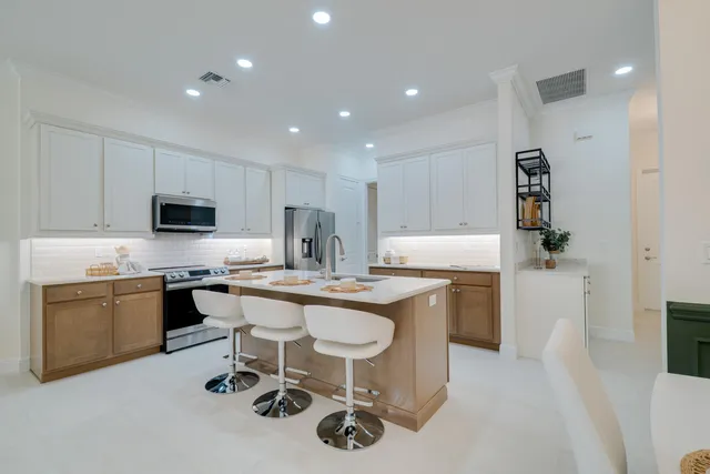 $459,100 | 2005 Bridgepointe Circle, Unit 98, Vero Beach, FL 32967