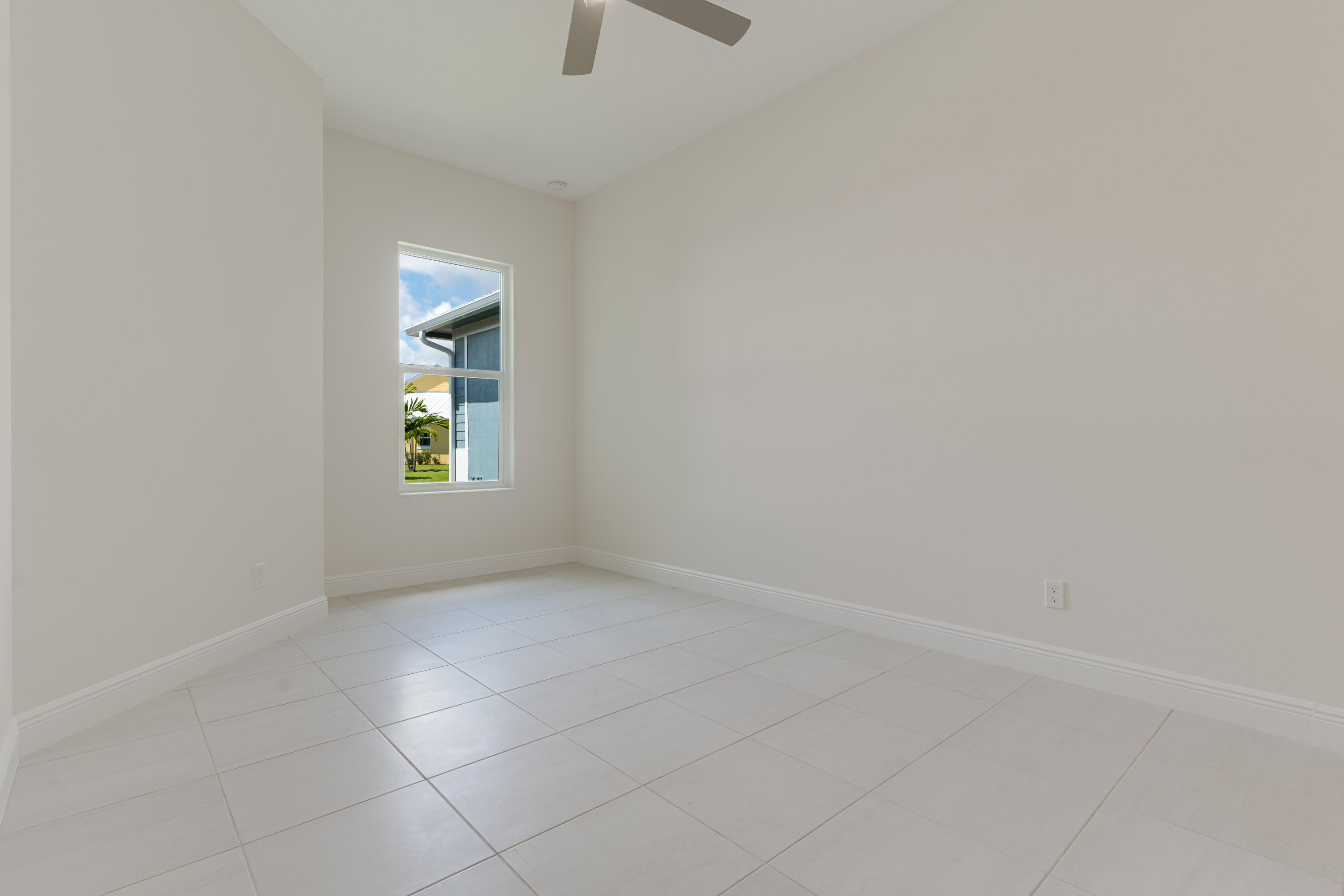 2005 Bridgepointe Circle, Unit 98 Vero Beach, FL 32967 - Photo 18 of 31 an empty room with windows
