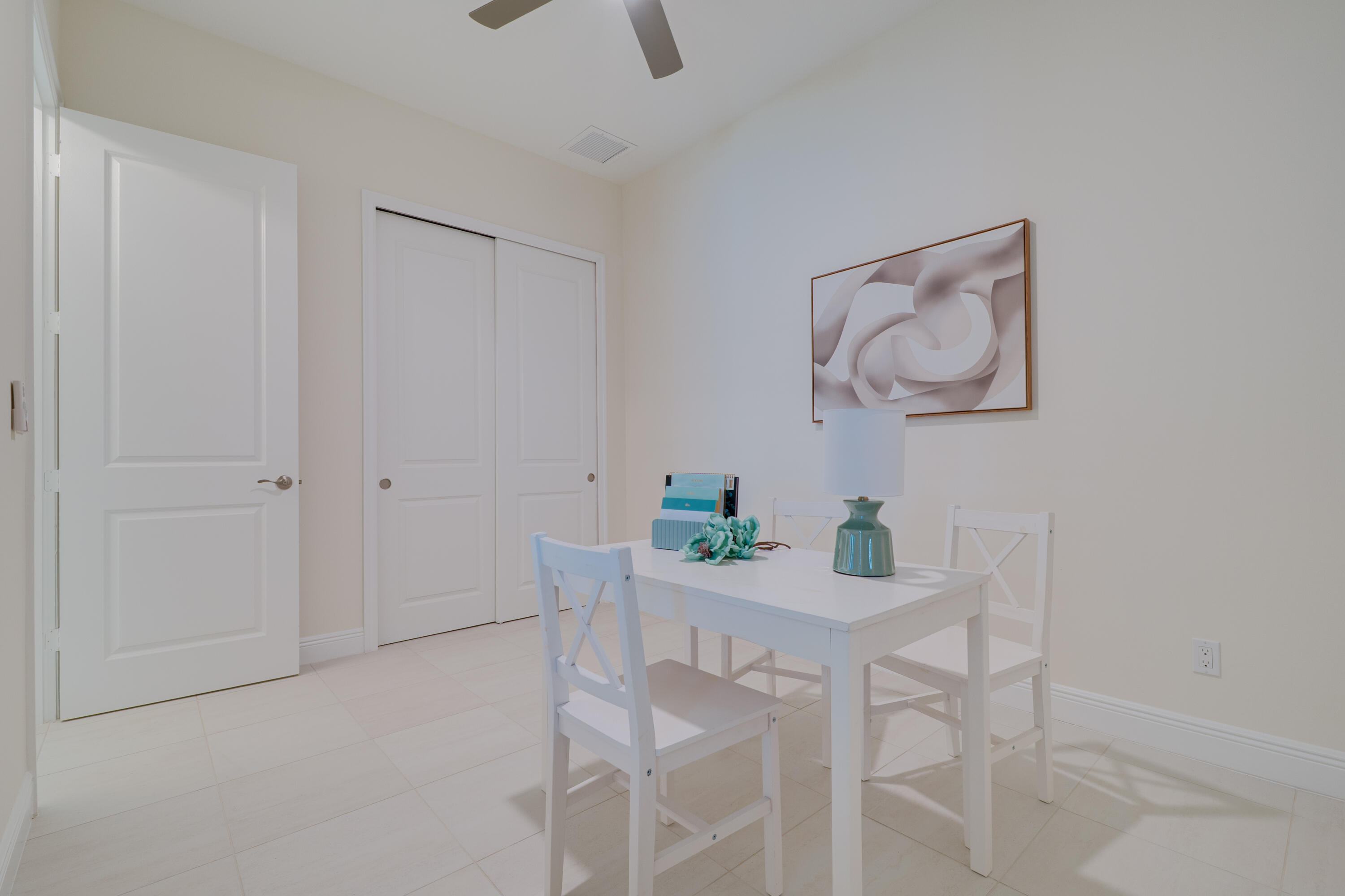 2005 Bridgepointe Circle, Unit 98 Vero Beach, FL 32967 - Photo 27 of 44 a dining room that has a table and chair in it