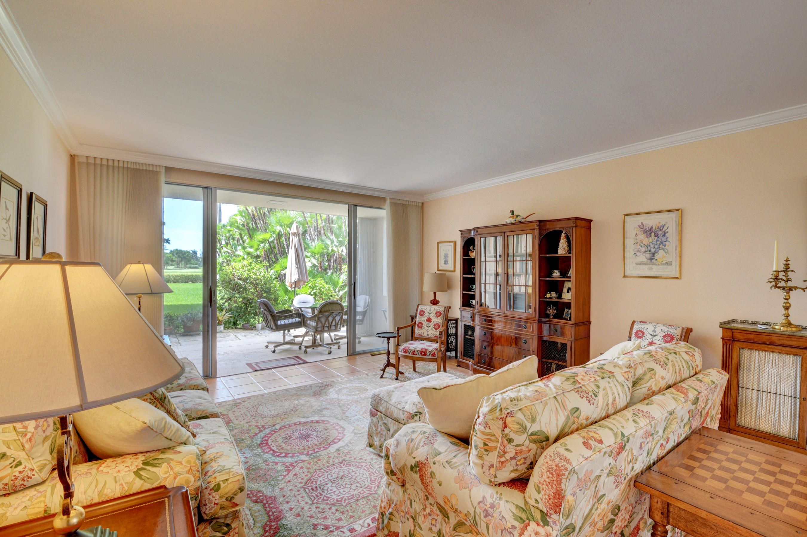 SPACIOUS LIVING ROOM
