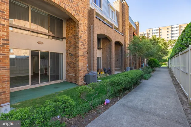 $3,200 | 1765 South Hayes Street, Unit A, Arlington, VA 22202