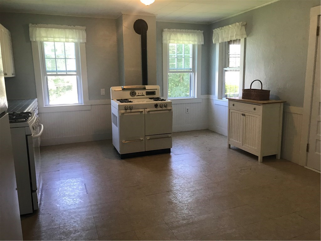 27 Barney Street Warren, RI 02885 - Photo 15 of 26