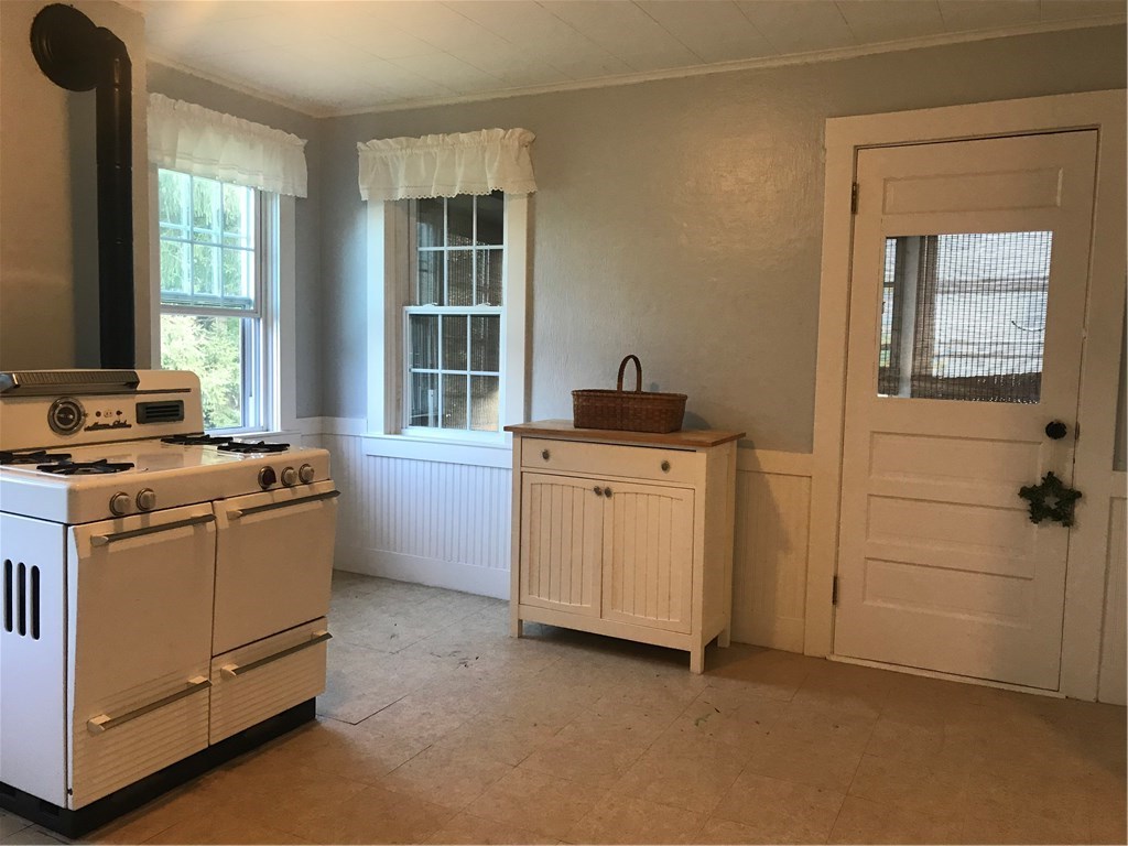 27 Barney Street Warren, RI 02885 - Photo 16 of 26