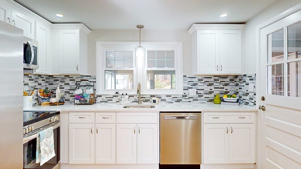 10 Oakcrest Road Holden, MA 01520 - Photo 8 of 42 Gallery Image 8