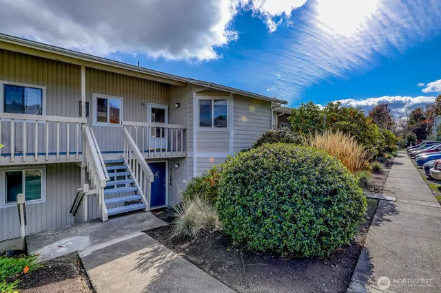 $2,060 | 19764 3rd Avenue Northeast, Unit D50, Poulsbo, WA 98370
