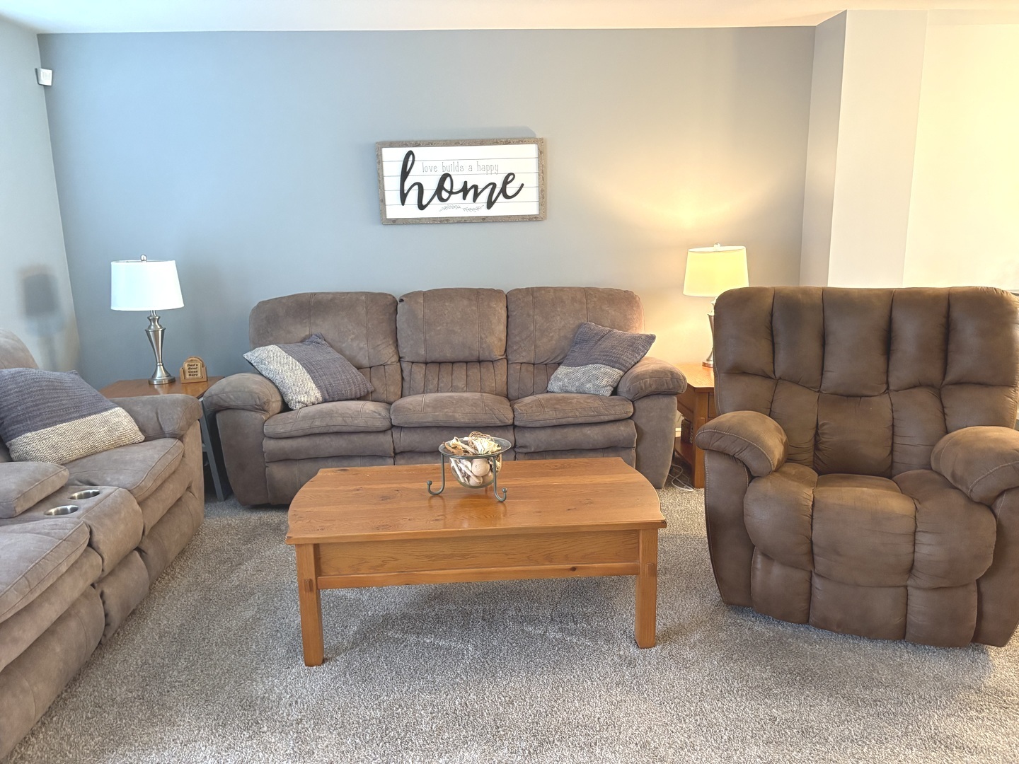 582 Spring Leaf Drive Joliet, IL 60431 - Photo 3 of 25 a living room with furniture