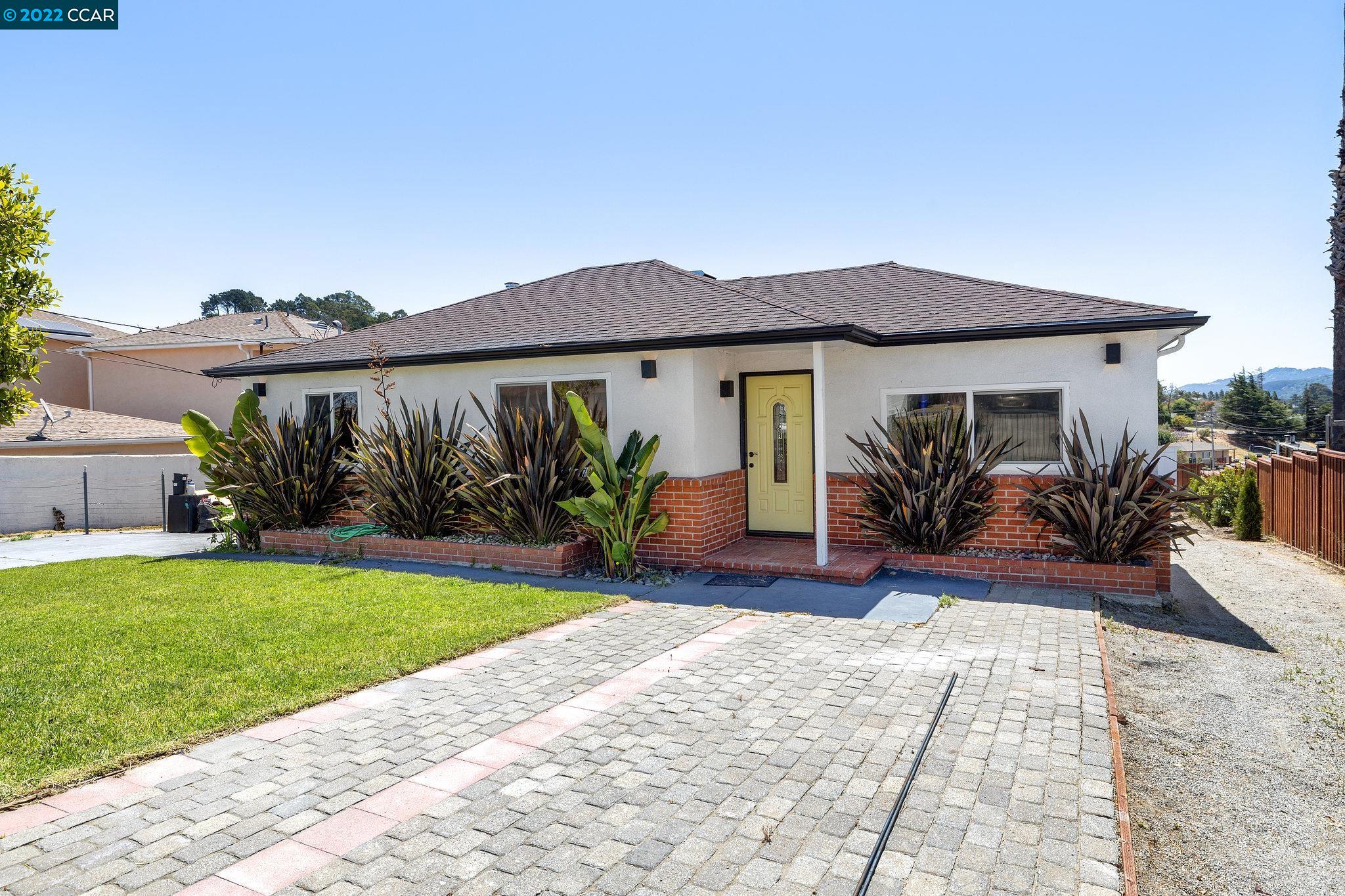 a view of a house with backyard and garden
