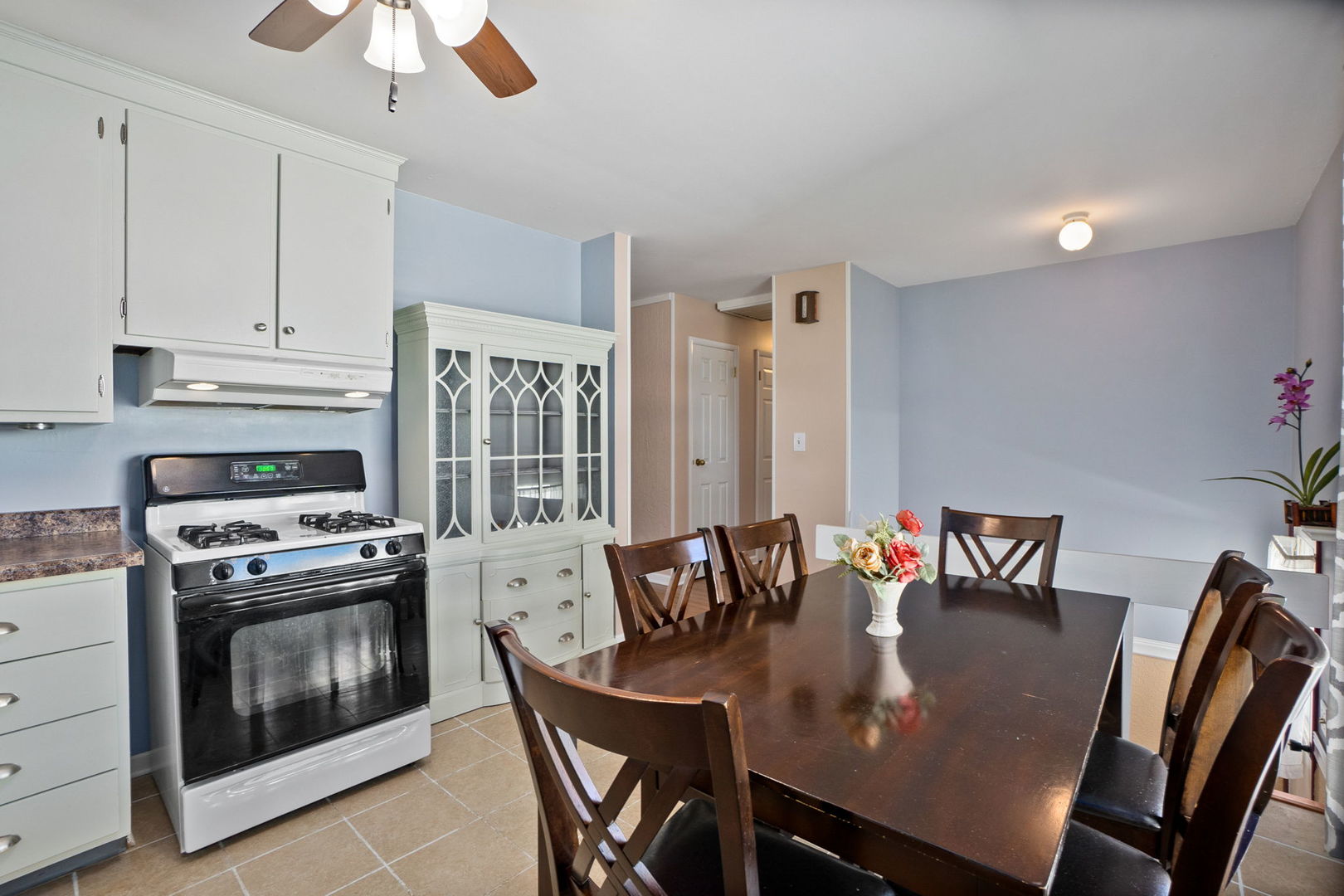 1275 Post Road Aurora, IL 60506 - Photo 11 of 30 a view of a dining room with furniture and wooden floor