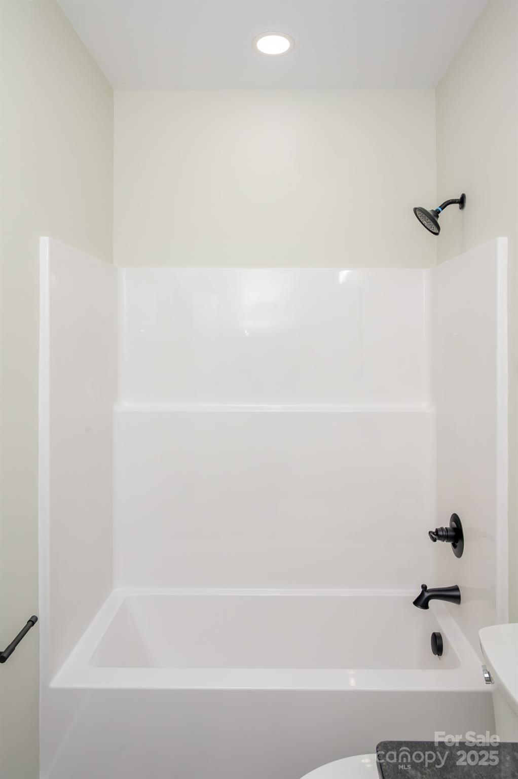43 Robbins Circle Lexington, NC 27292 - Photo 16 of 28 a bathroom with a bathtub