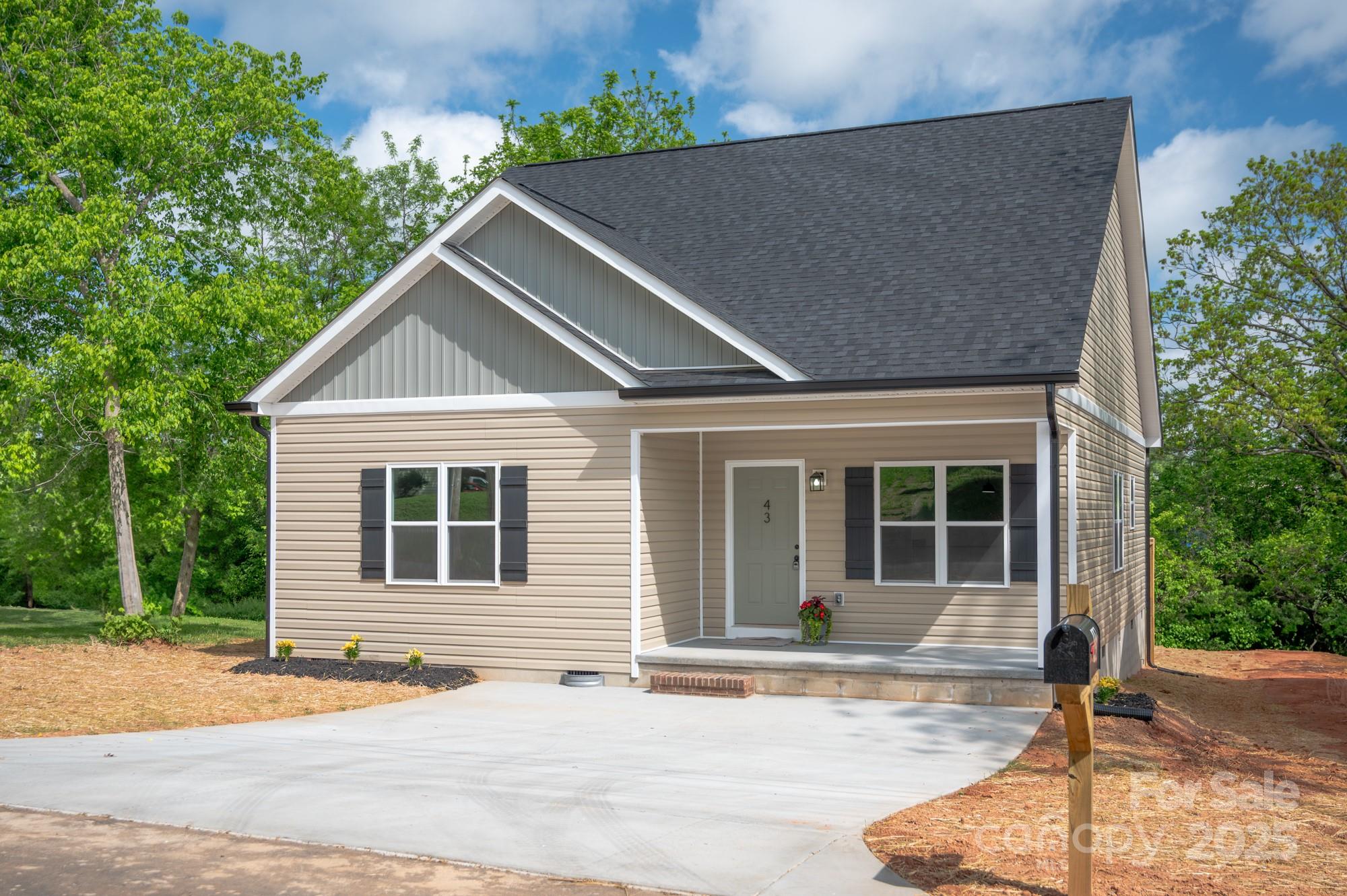 43 Robbins Circle Lexington, NC 27292 - Photo 2 of 28 a house with a outdoor space