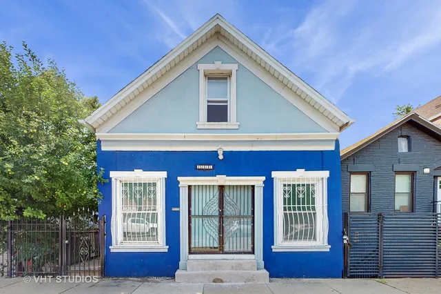 a view of front of a house with a yard