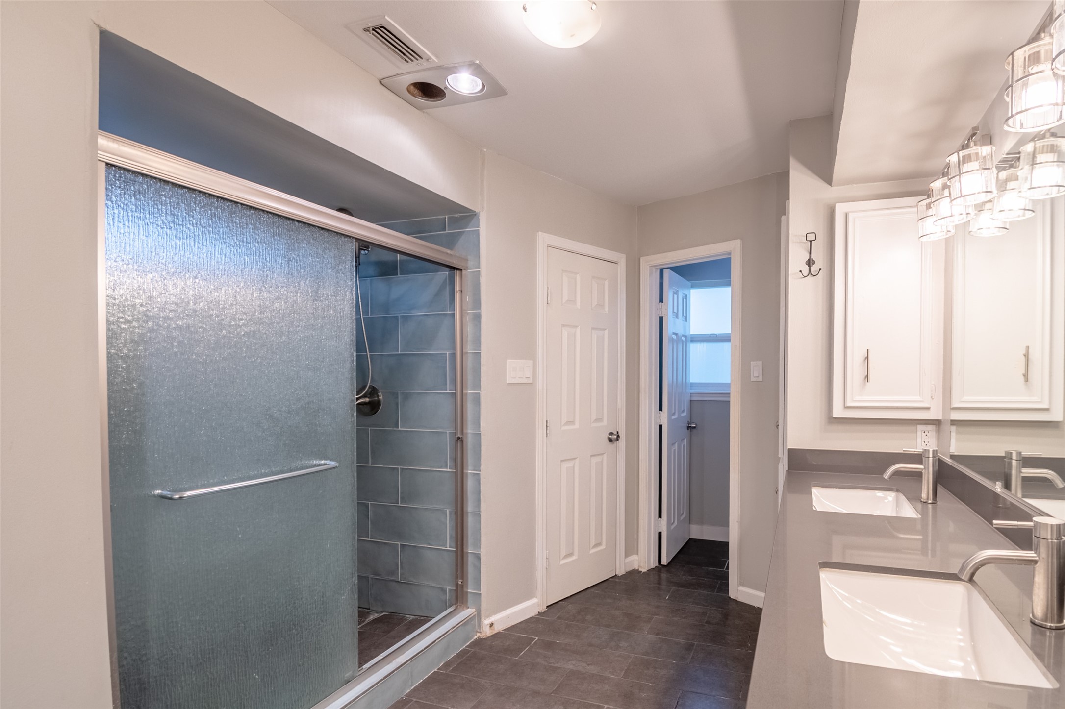 5607 Court Of York Houston, TX 77069 - Photo 28 of 45 a bathroom with a sink and a mirror