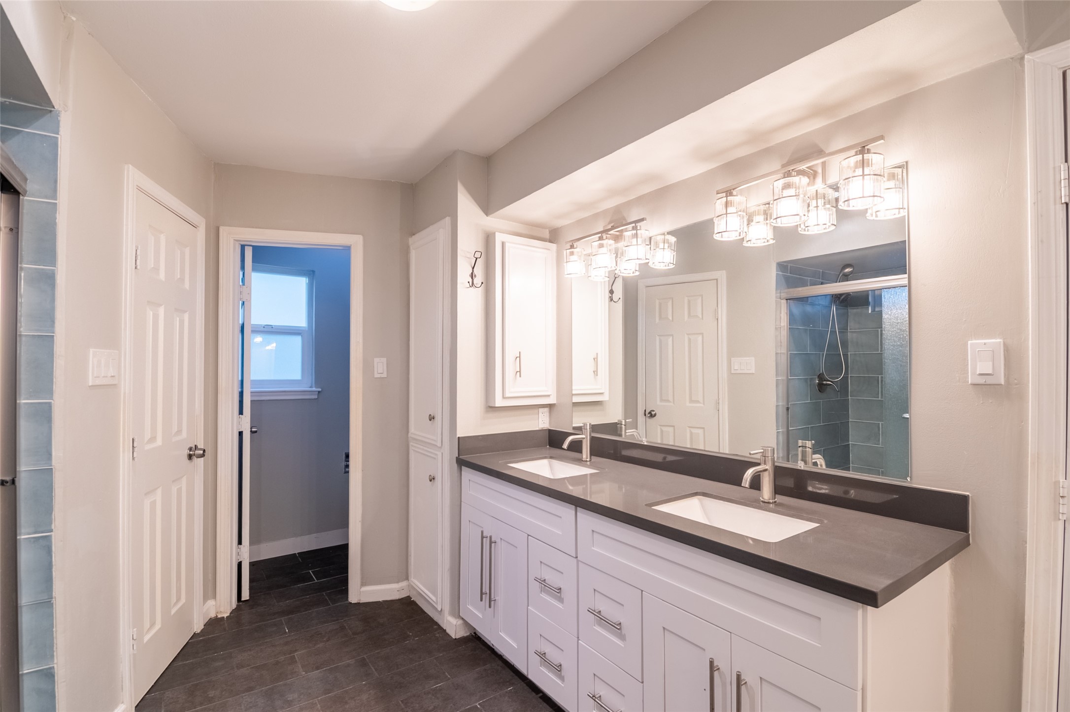 5607 Court Of York Houston, TX 77069 - Photo 29 of 45 a bathroom with double sink and a mirror