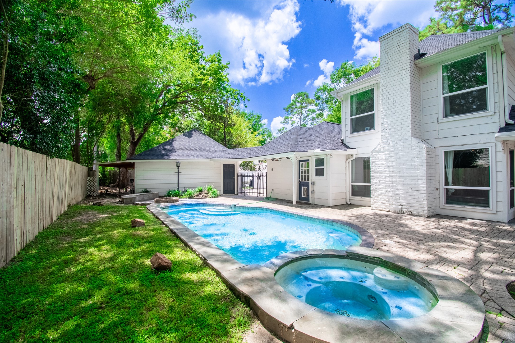 5607 Court Of York Houston, TX 77069 - Photo 45 of 45 a view of a house with backyard and sitting area
