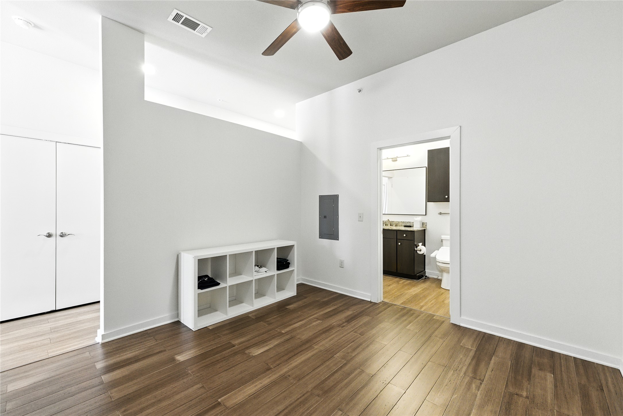 1900 Barton Springs Road, Unit 2003 Austin, TX 78704 - Photo 10 of 20 Spacious bedroom with ensuite door to the bathroom