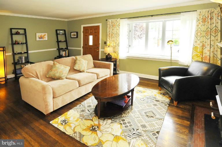 405 Kerwin Road Silver Spring, MD 20901 - Photo 2 of 29 Living Room