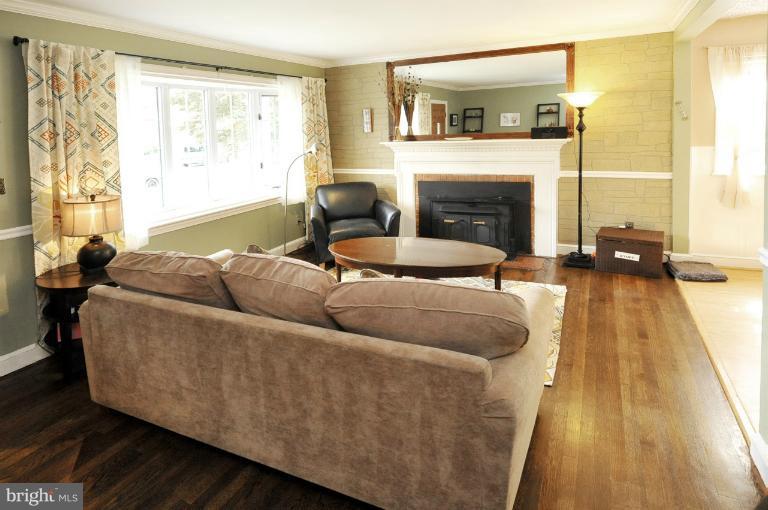 405 Kerwin Road Silver Spring, MD 20901 - Photo 17 of 29 Living Room