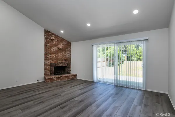 $4,000 | 25040 Everett Drive, Newhall, CA 91321
