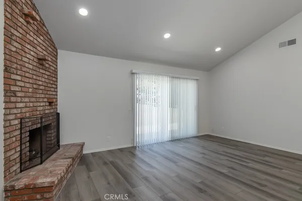$4,000 | 25040 Everett Drive, Newhall, CA 91321
