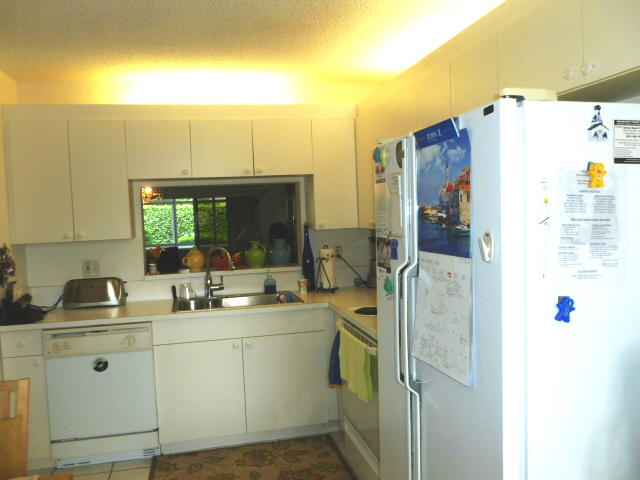 340 Northwest 67th Street, Unit 101 Boca Raton, FL 33487 - Photo 4 of 26 Kitchen