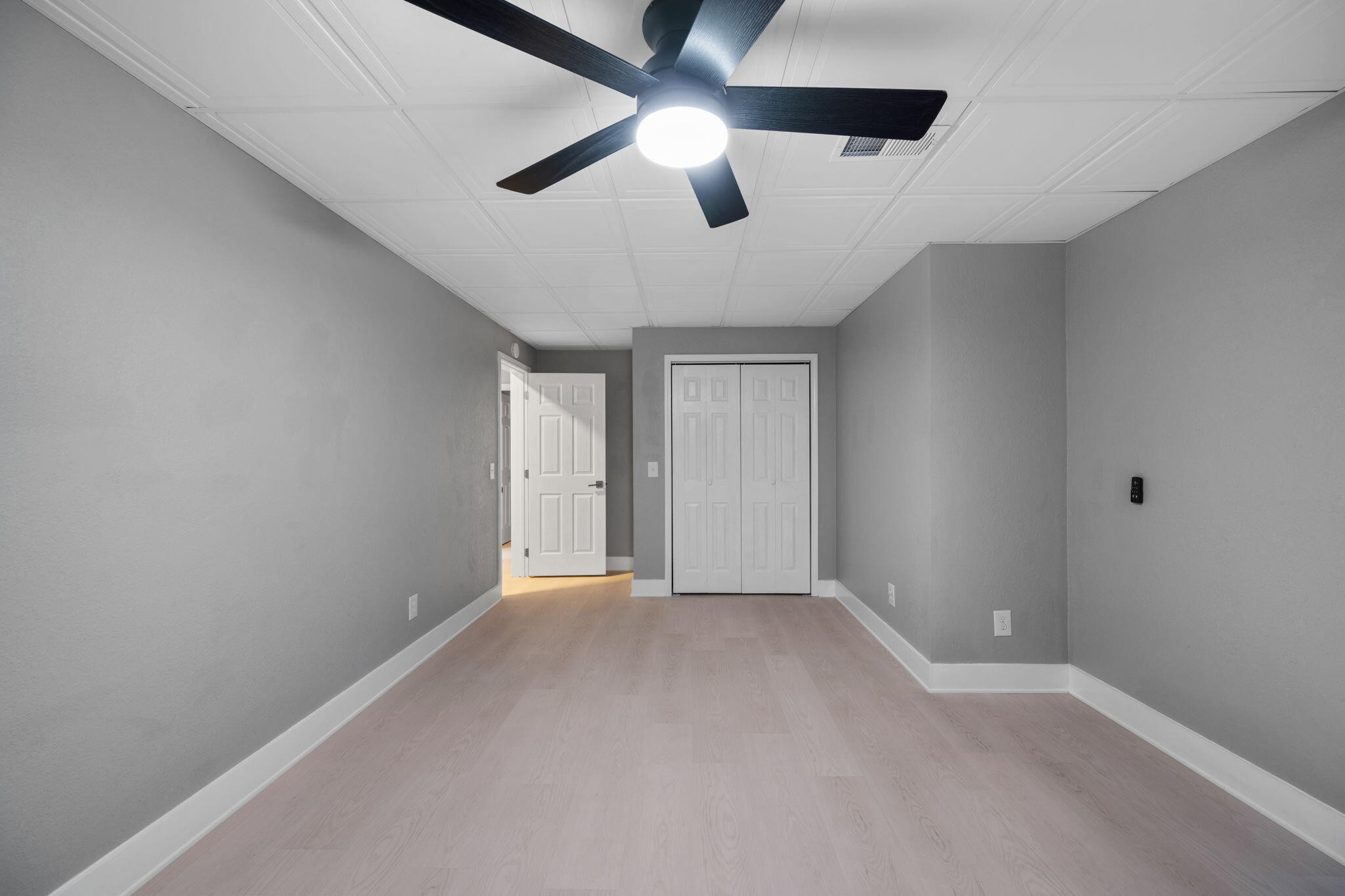 153 Nix Road Dunlap, TN 37327 - Photo 50 of 61 an empty room with ceiling fan and window