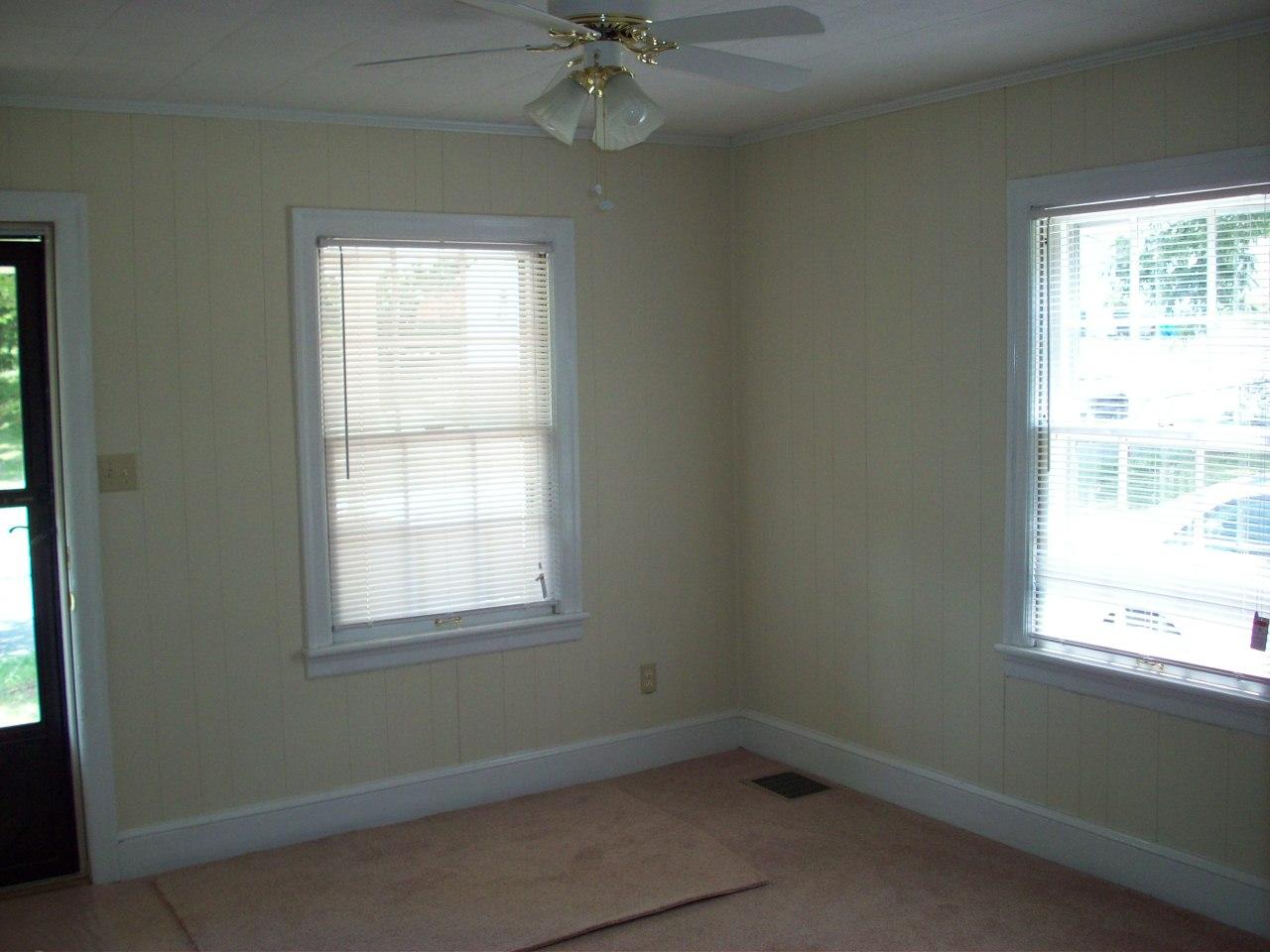 1609 Riverside Terrace Southeast Roanoke, VA 24014 - Photo 4 of 6 an empty room with a window