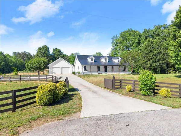 a view of a house with a yard