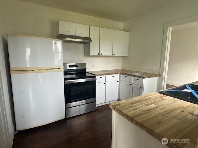 306 South 6th Street Satsop, WA 98541 - Photo 7 of 13 a kitchen with a stove and a refrigerator