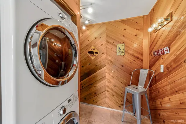 a view of a utility room with dryer and washer