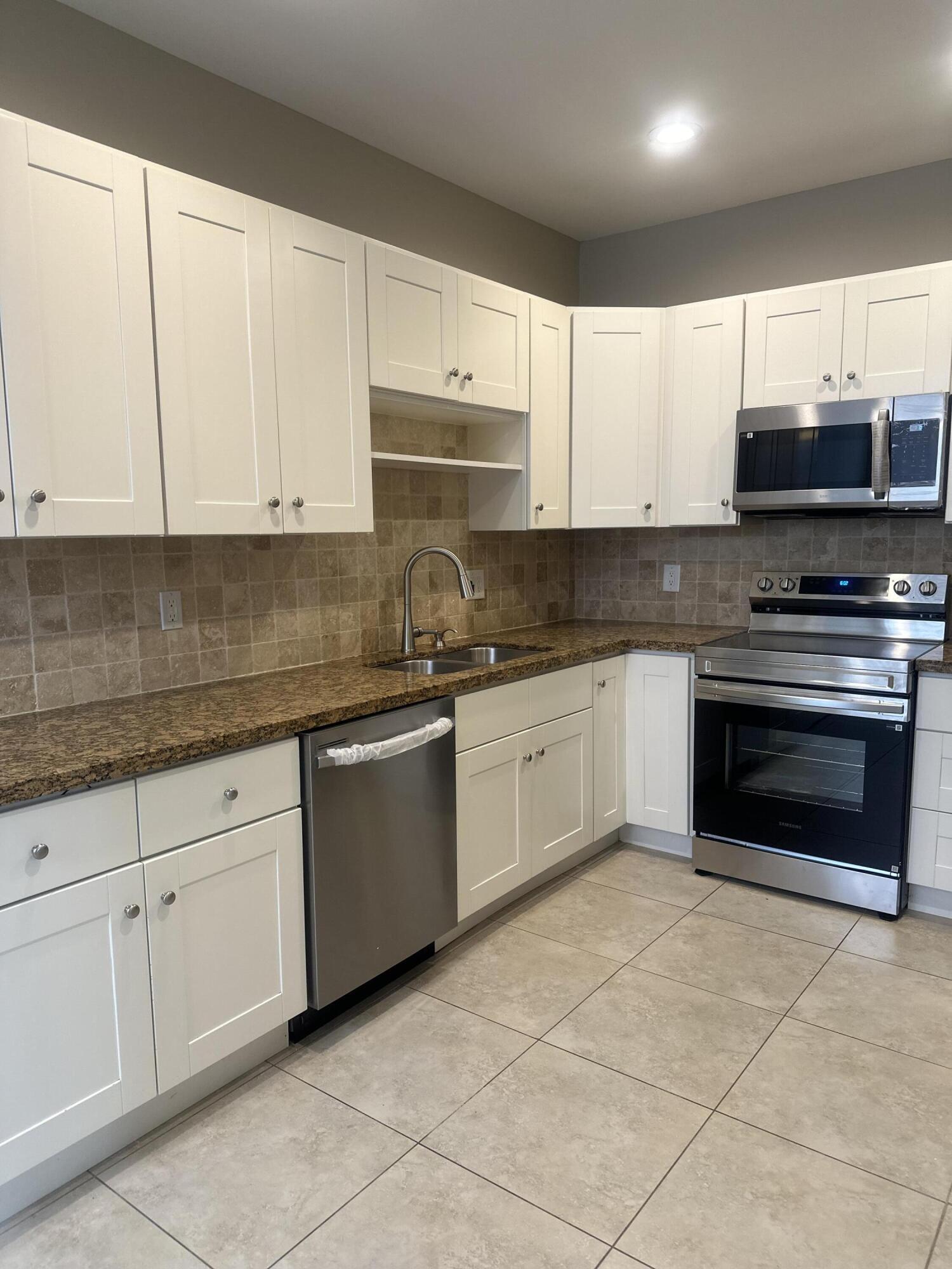 10458 Lake Vista Circle Boca Raton, FL 33498 - Photo 18 of 29 Kitchen