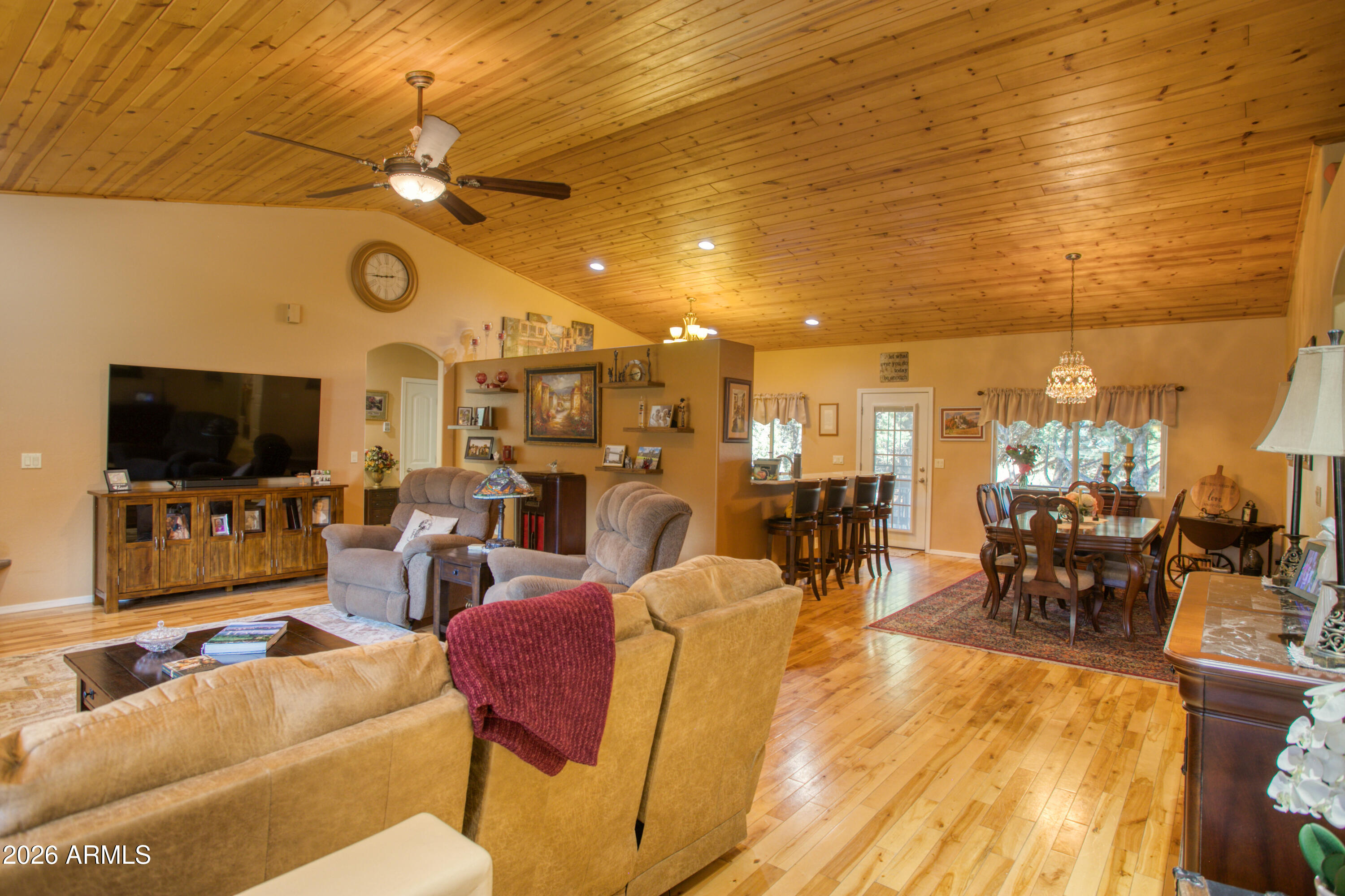 925 Wild Horse Road Show Low, AZ 85901 - Photo 9 of 40 a living room with lots of furniture and a flat screen tv