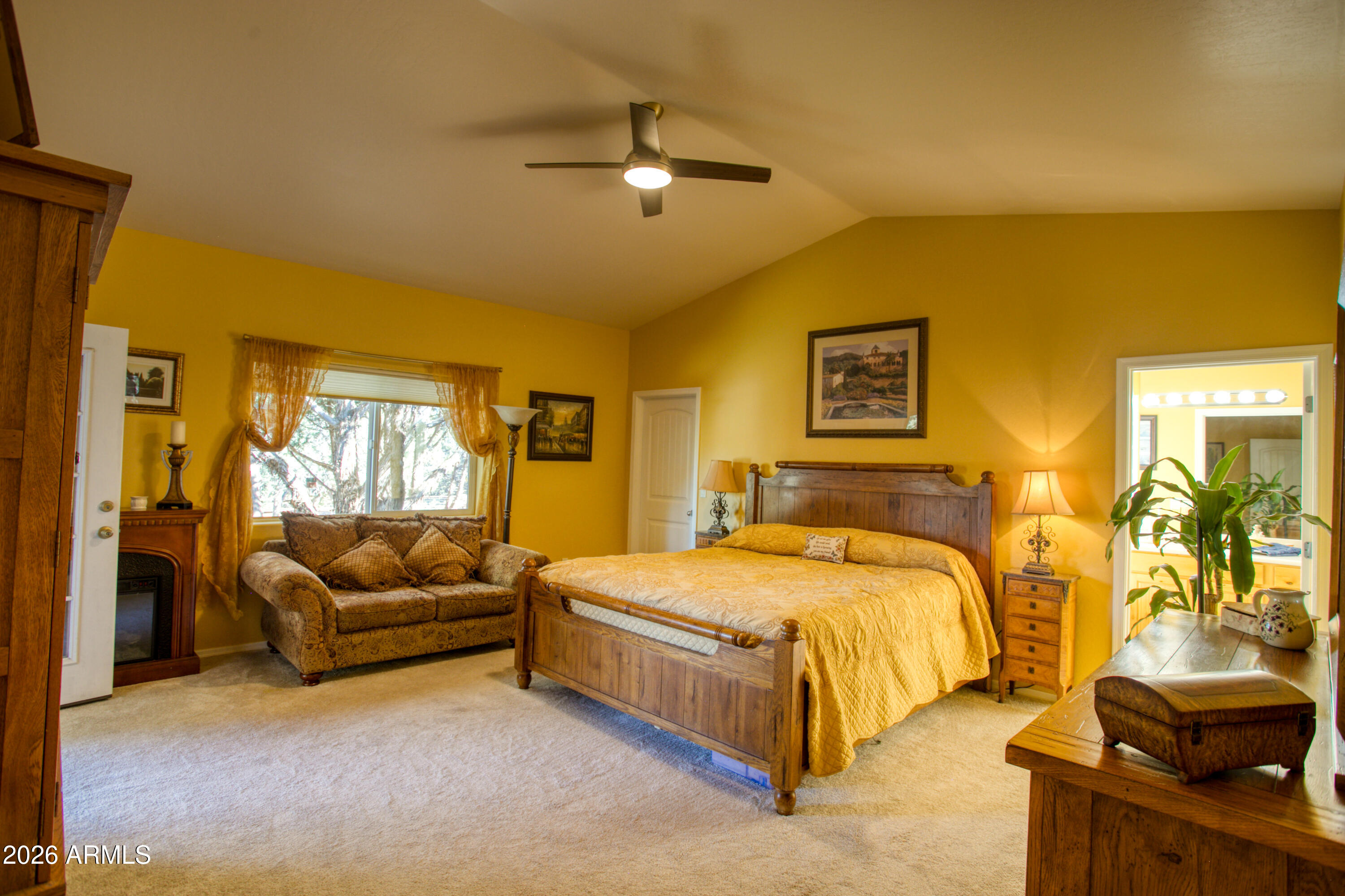 925 Wild Horse Road Show Low, AZ 85901 - Photo 13 of 40 a bedroom with a bed and couch