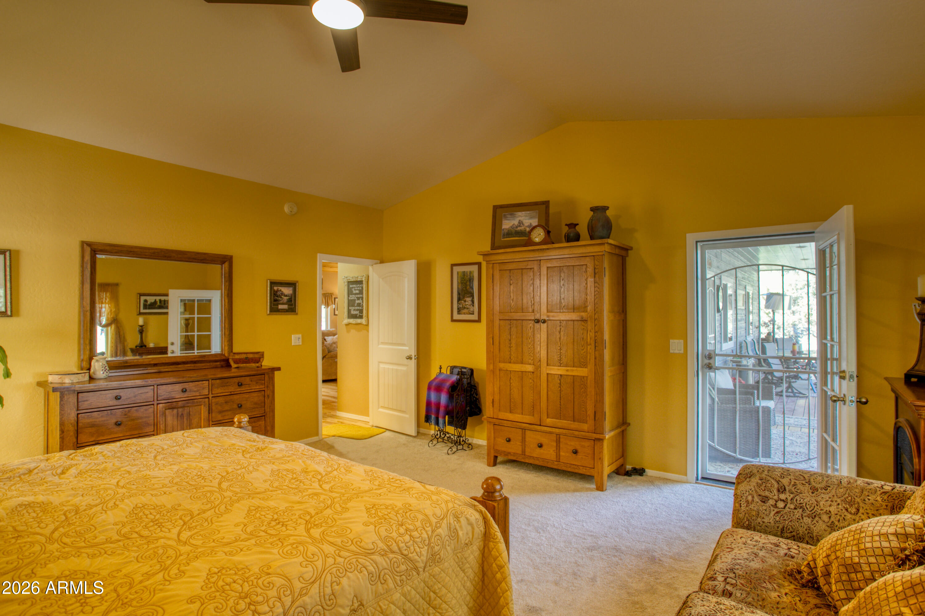 925 Wild Horse Road Show Low, AZ 85901 - Photo 14 of 40 a bedroom with a bed and a dresser