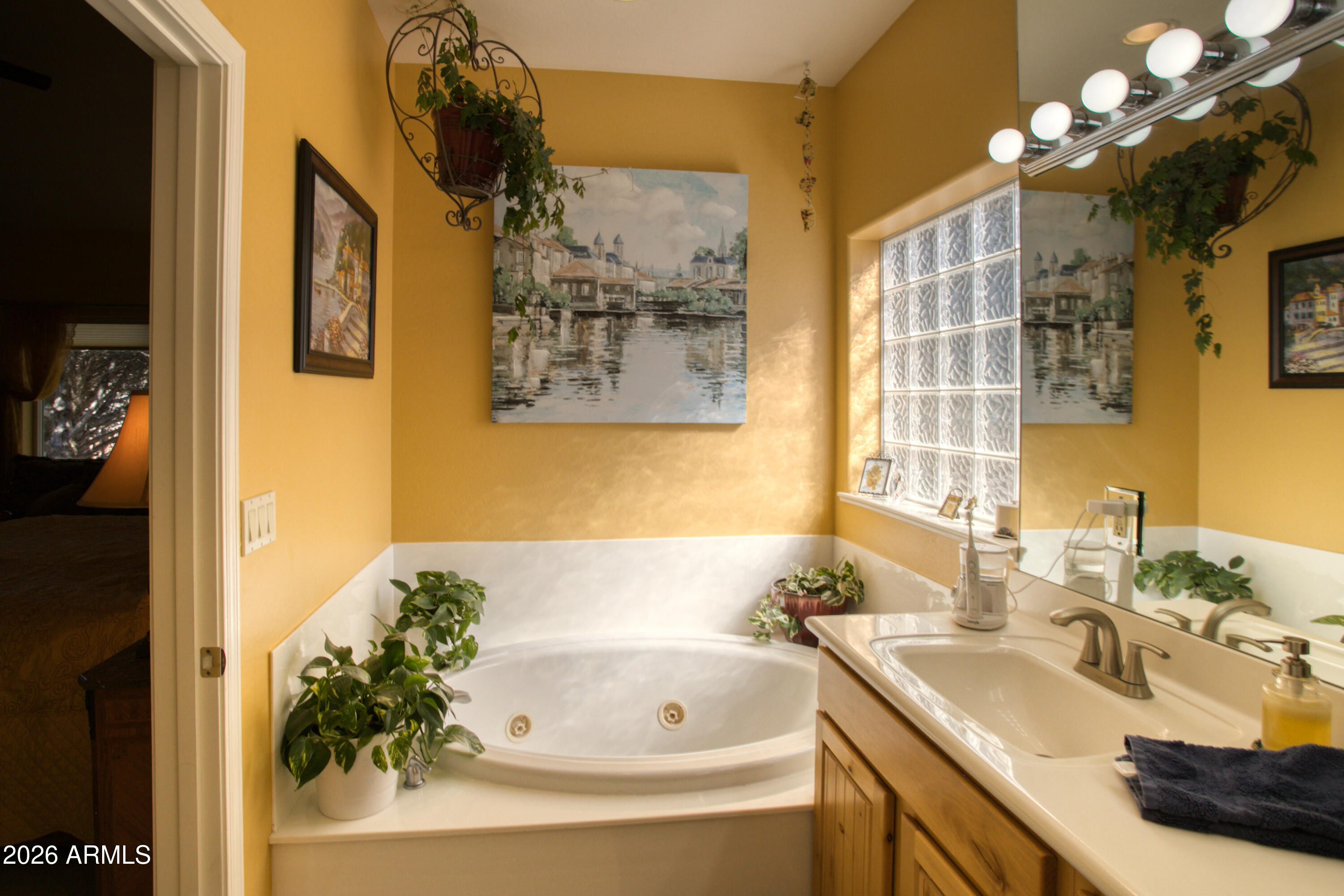 925 Wild Horse Road Show Low, AZ 85901 - Photo 16 of 40 a bathroom with a tub sink and mirror