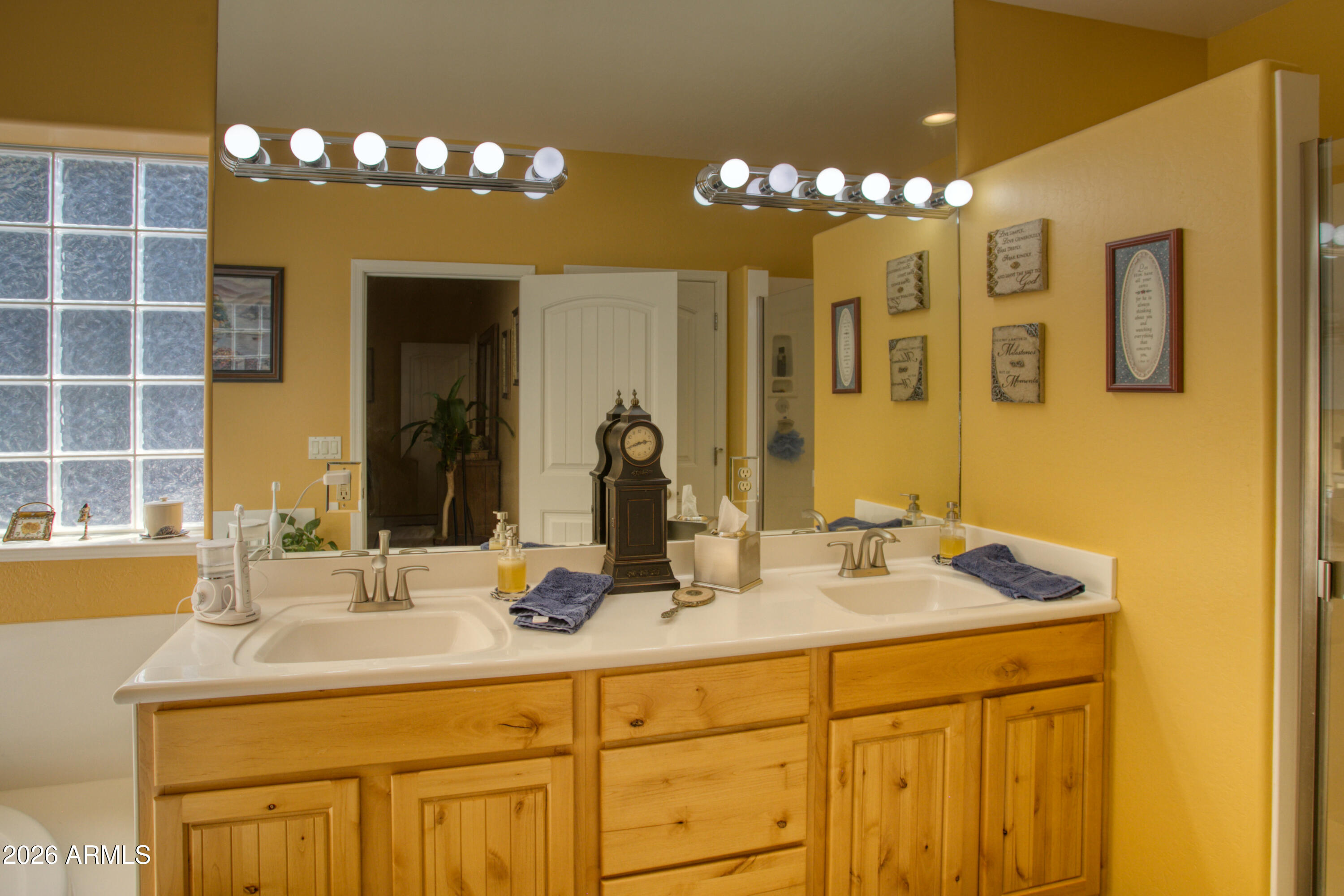 925 Wild Horse Road Show Low, AZ 85901 - Photo 17 of 40 a bathroom with a sink and a mirror