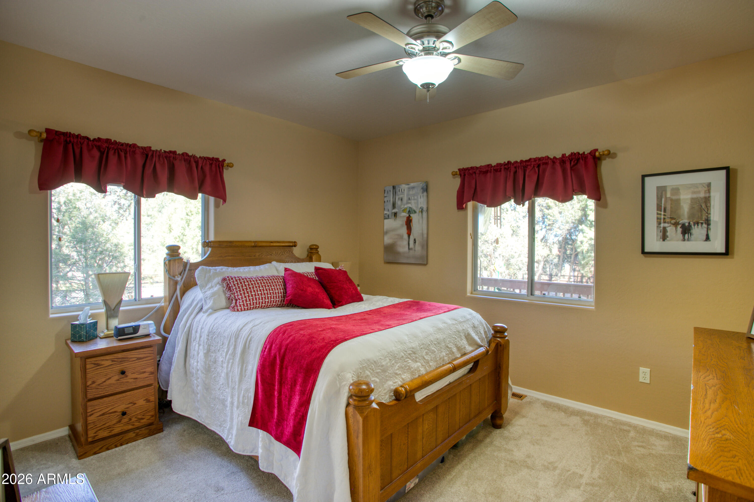 925 Wild Horse Road Show Low, AZ 85901 - Photo 18 of 40 a bedroom with a bed and window