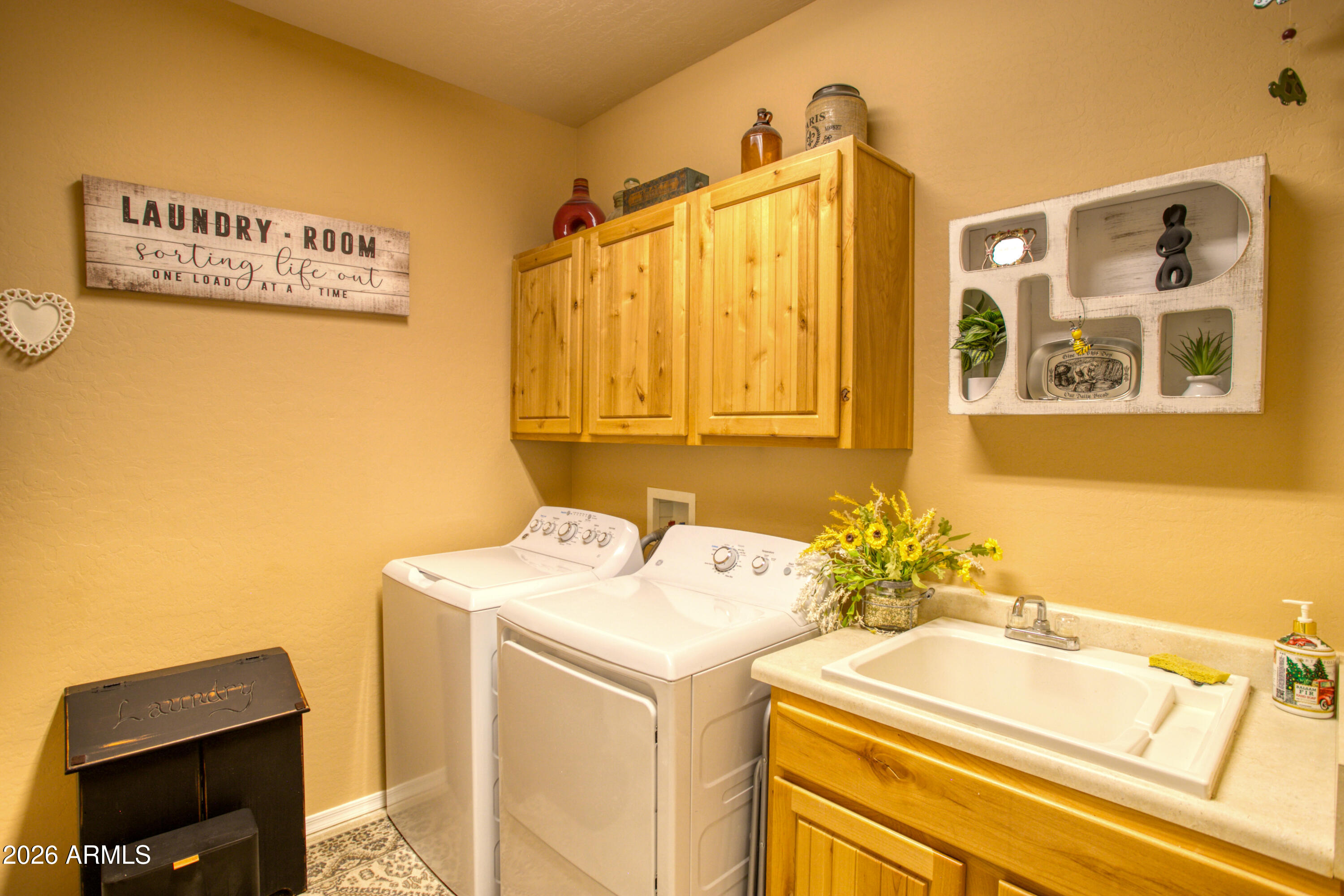 925 Wild Horse Road Show Low, AZ 85901 - Photo 21 of 40 a bathroom with a sink and a washing machine