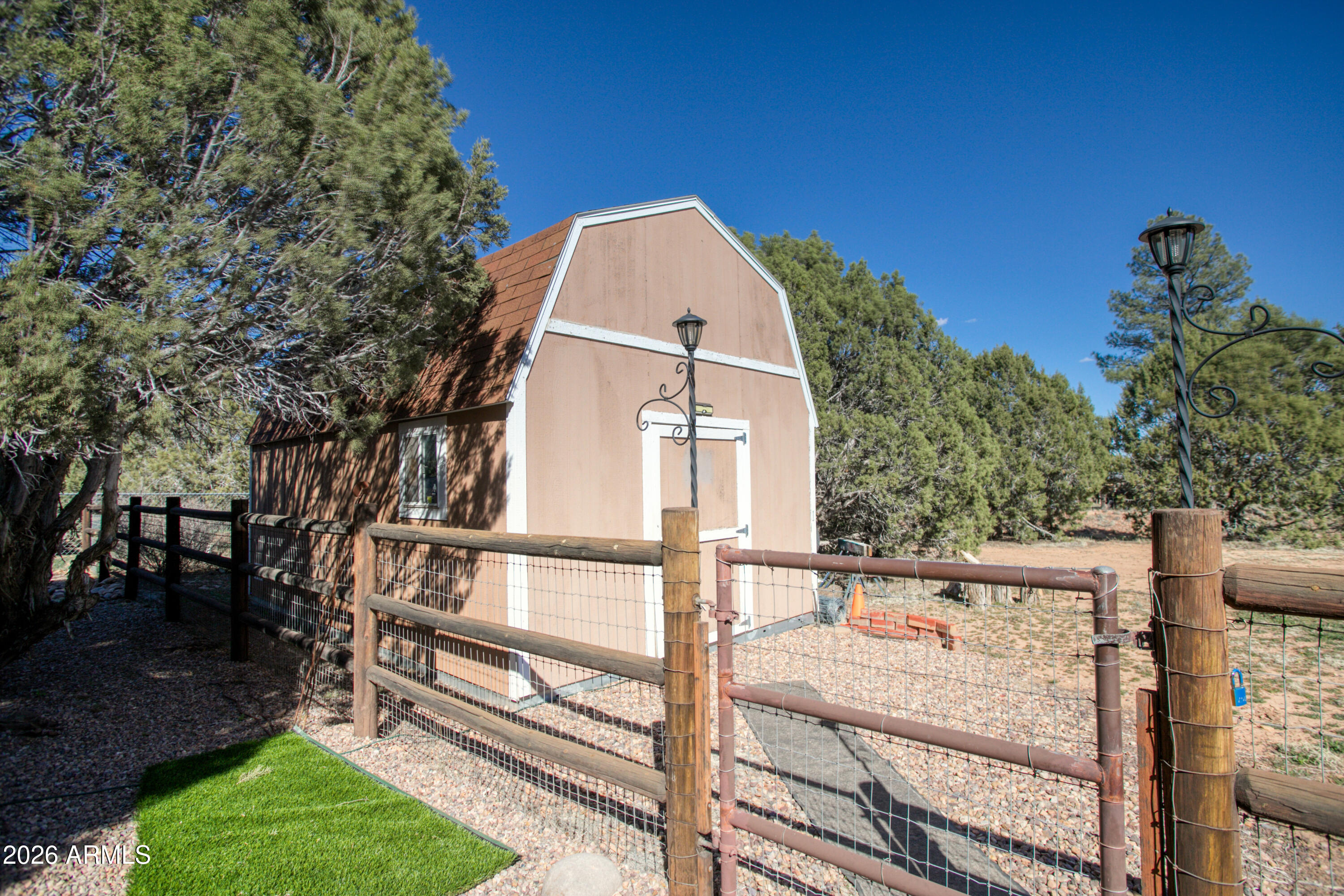 925 Wild Horse Road Show Low, AZ 85901 - Photo 27 of 40 a view of a brick house with a yard