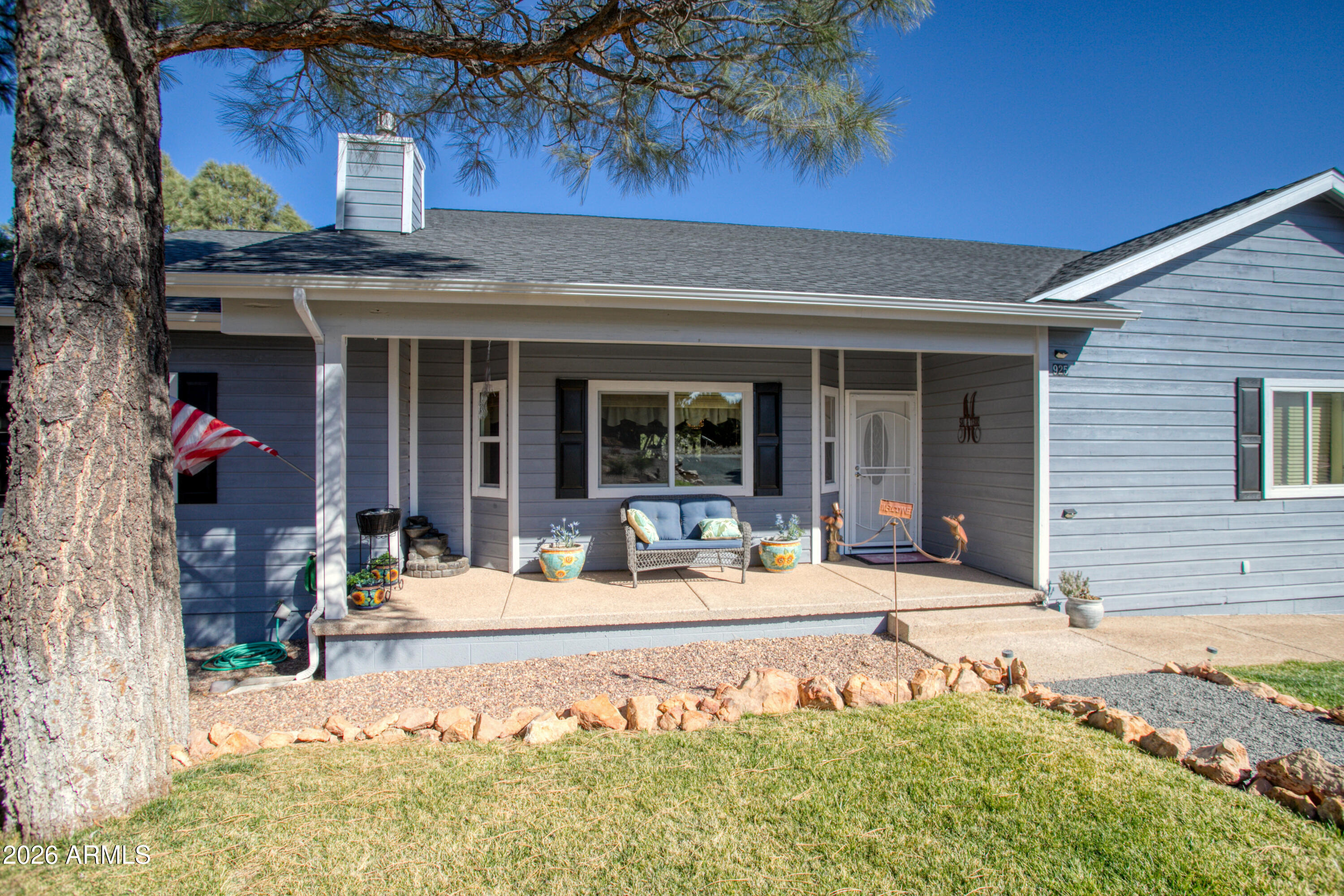 925 Wild Horse Road Show Low, AZ 85901 - Photo 3 of 40 a front view of a building with small garden